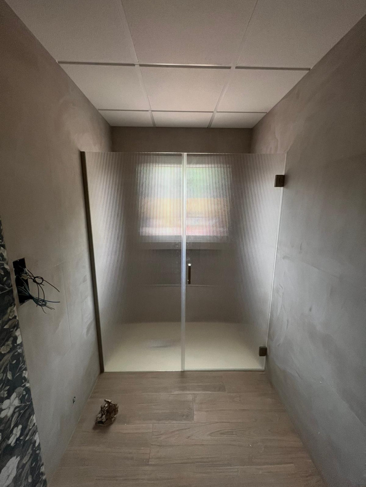 Frontal Fijo + Puerta Abatible de Cristal Acanalado en Acero