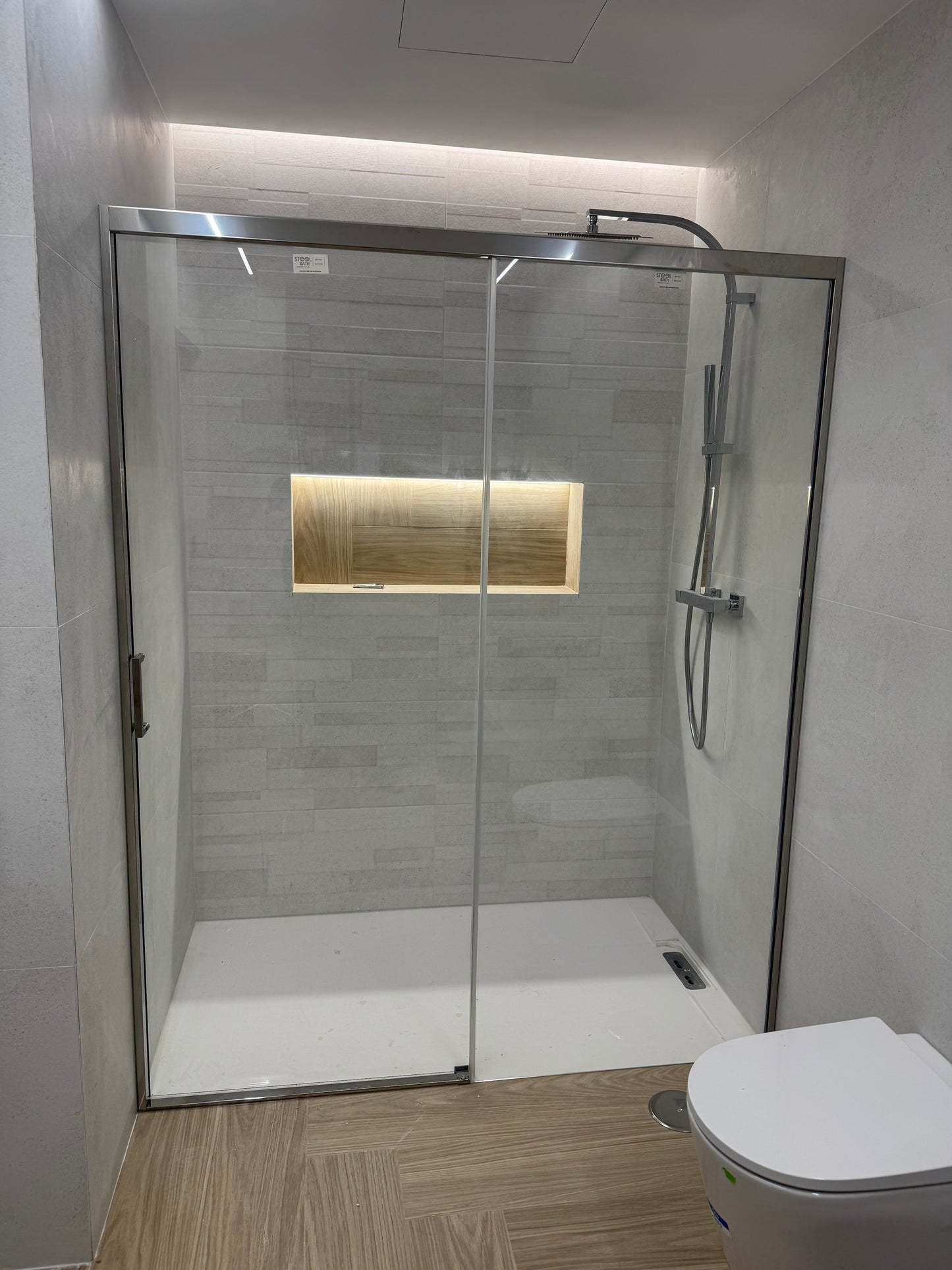 Mampara de ducha CLOE frontal 1 fijo + 1 puerta corredera vidrio 6 mm. ACERO INOXIDABLE