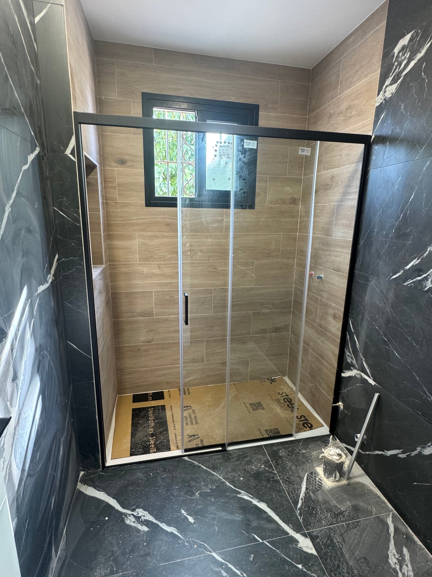 Mampara de ducha CLOE frontal 1 fijo + 1 puerta corredera vidrio 6 mm. ACERO INOXIDABLE